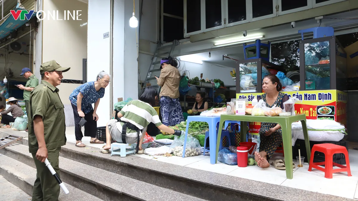 Hà Nội: Sau giải tỏa chợ tạm HH Linh Đàm, khoảng trống dân sinh vẫn hiện hữu - Ảnh 7.