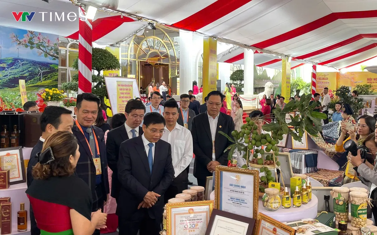 Các gian hàng trưng bày sản phẩm OCOP thu hút các nhà đầu tư. Ảnh: Quốc Hưng
