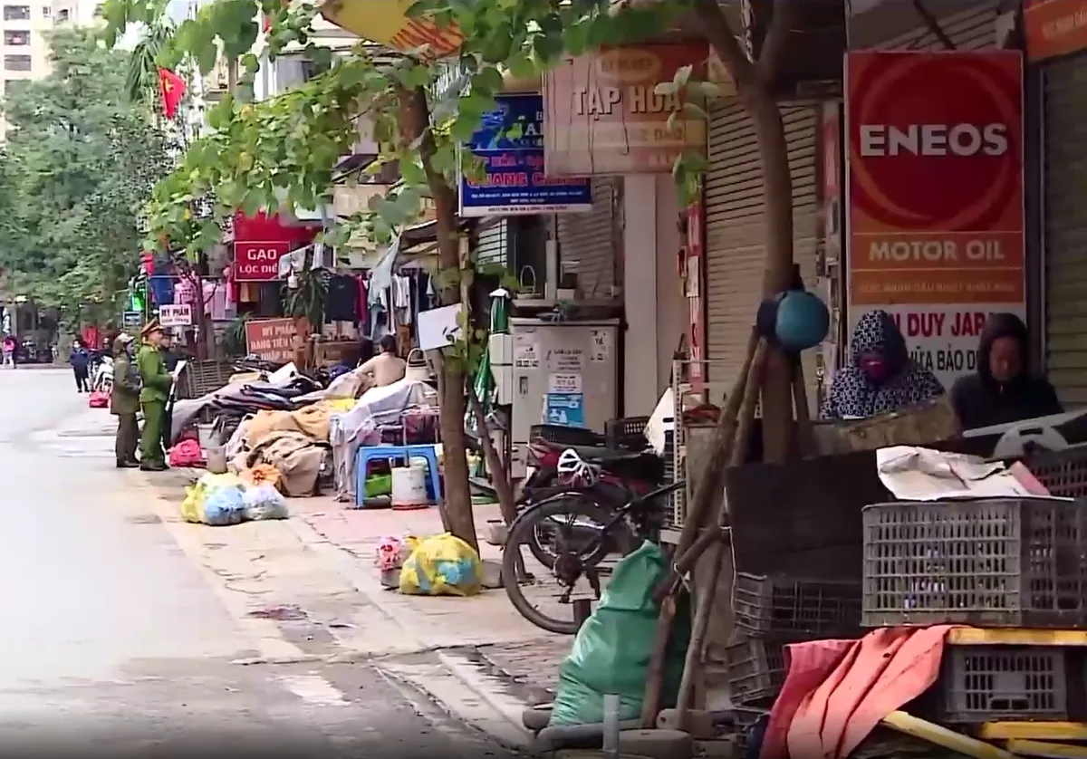 Lộ trình xóa bỏ chợ tạm, chợ cóc tại Hà Nội: Giải quyết bài toán trật tự đô thị và kế sinh nhai - Ảnh 1.