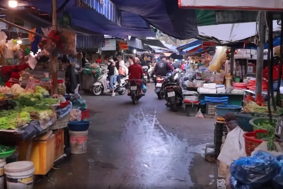 Lộ trình xóa bỏ chợ tạm, chợ cóc tại Hà Nội: Giải quyết bài toán trật tự đô thị và kế sinh nhai - Ảnh 2.
