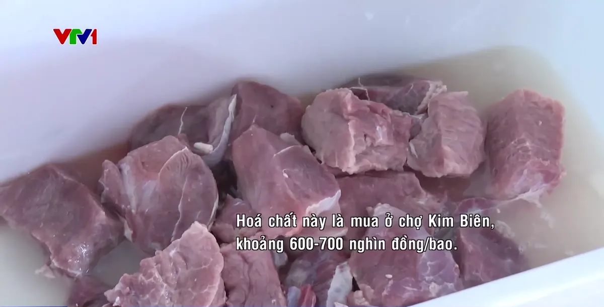 Hãi hùng quy trình phù phép thịt lợn nái thành thịt bò bằng hóa chất độc hại - Ảnh 1.
