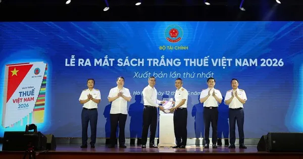Bộ trưởng Bộ Tài chính Ngô Văn Tuấn, Thứ trưởng Cao Anh Tuấn, Cục trưởng Cục Thuế Mai Xuân Thành và lãnh đạo các đơn vị thực hiện nghi thức ra mắt ấn phẩm Sách Trắng Thuế Việt Nam năm 2026 - Ảnh: VGP
