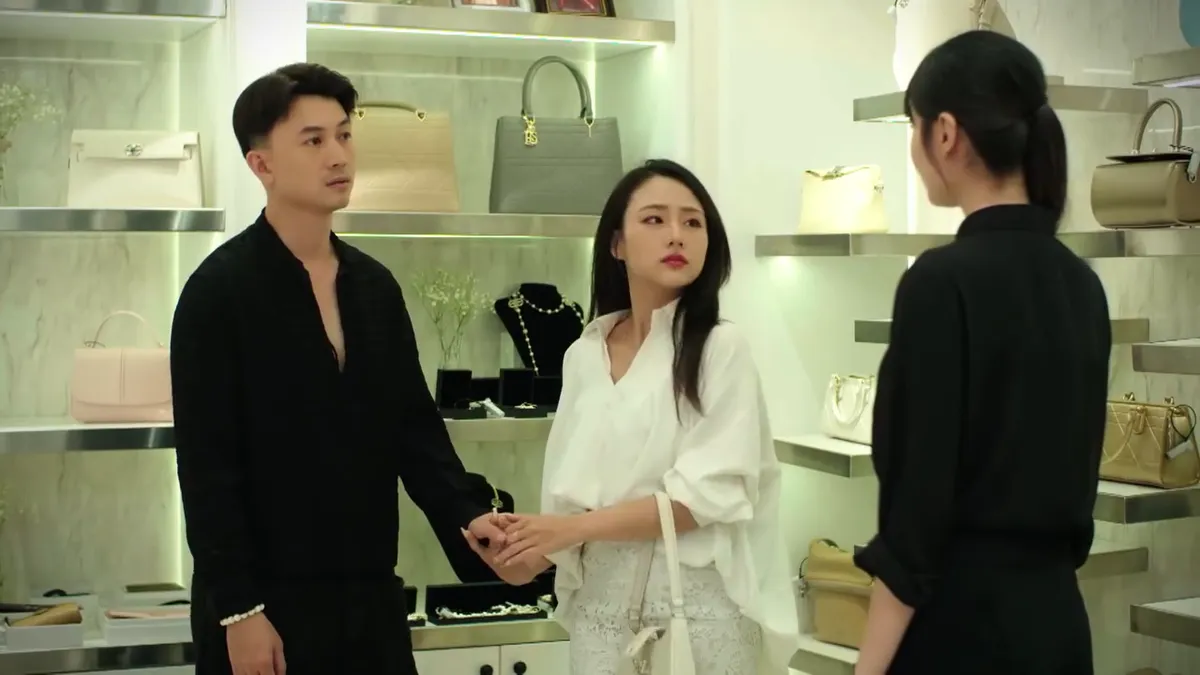 Bước ch&acirc;n v&agrave;o đời - Tập 35: Trang chạm mặt Dũng b&ecirc;n t&igrave;nh mới - Ảnh 1.