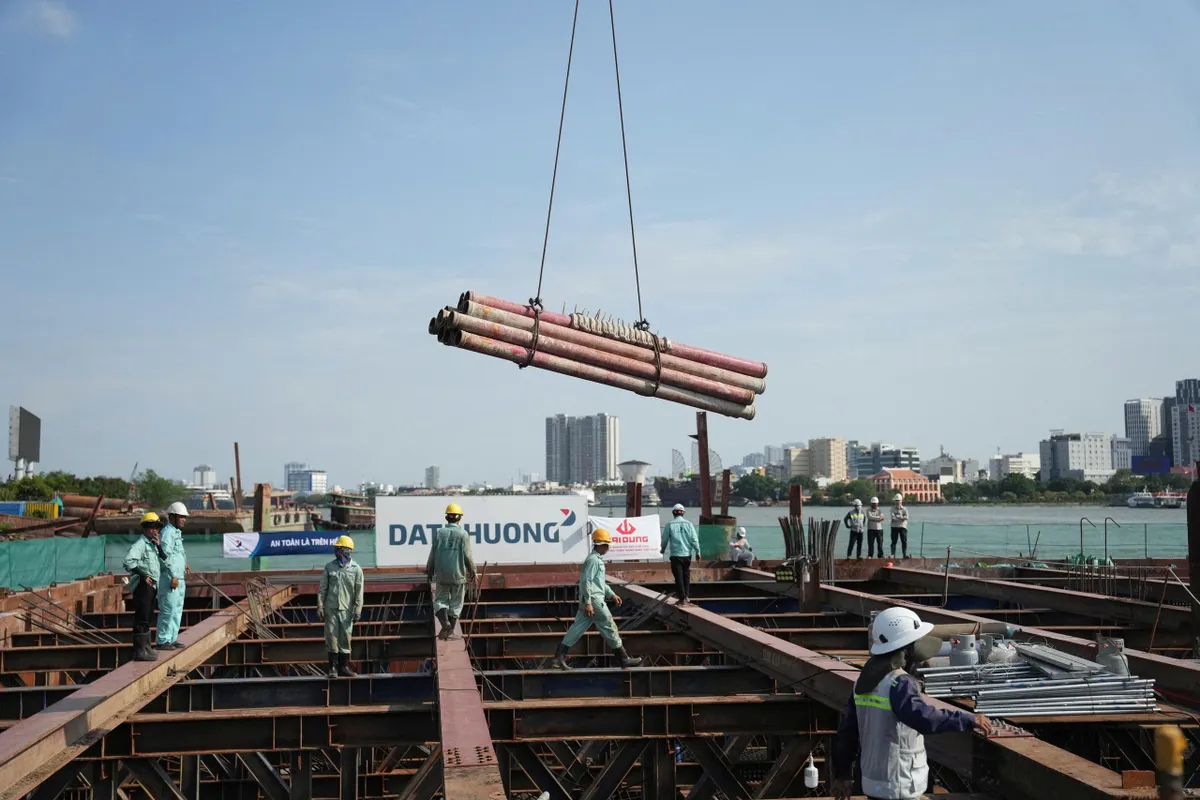 Cầu đi bộ qua sông Sài Gòn đổ mẻ bê tông đầu tiên cho trụ chính- Ảnh 1. Cầu đi bộ qua sông Sài Gòn đổ mẻ bê tông đầu tiên cho trụ chính- Ảnh 1.