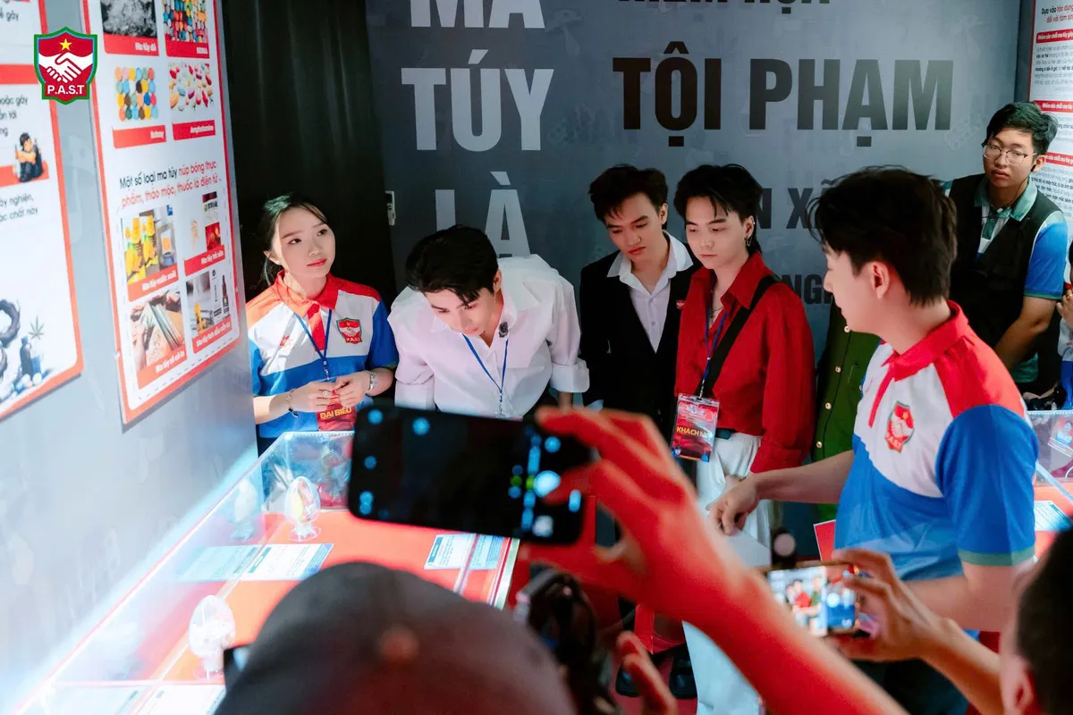 Nghệ sĩ: Khi h&agrave;o quang vụt tắt v&igrave; ma tu&yacute;- Ảnh 2.