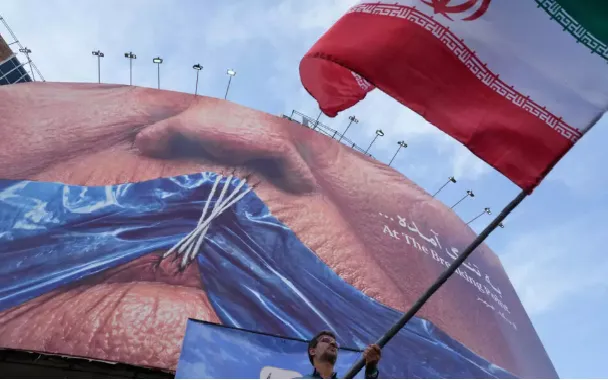 Người đàn ông vẫy cờ Iran trong một chiến dịch ủng hộ chính phủ ở Tehran, Iran, ngày 6/5/2026 (Ảnh: AP)