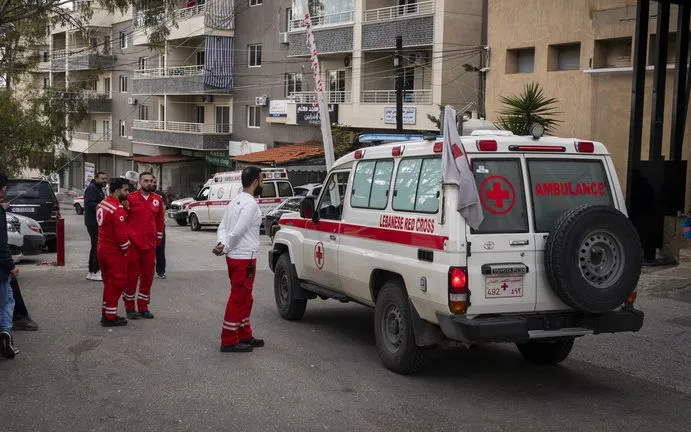 Nhân viên y tế Lebanon làm việc tại thành phố Nabatieh trong bối cảnh các cuộc tấn công liên tục của Israel (Ảnh: Adri Output)