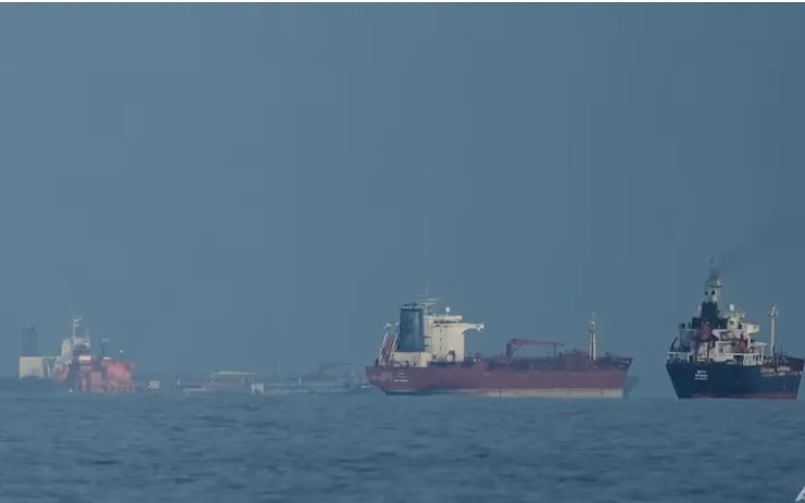 
Các tàu chở dầu và tàu chở hàng xếp hàng dài ở eo biển Hormuz (Ảnh: AP)
