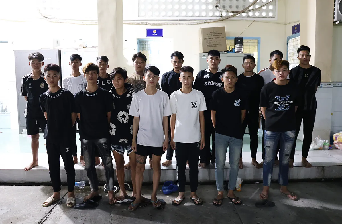 Tạm giữ 33 thanh thiếu niên dùng hung khí đánh nhau trong đêm - Ảnh 1.