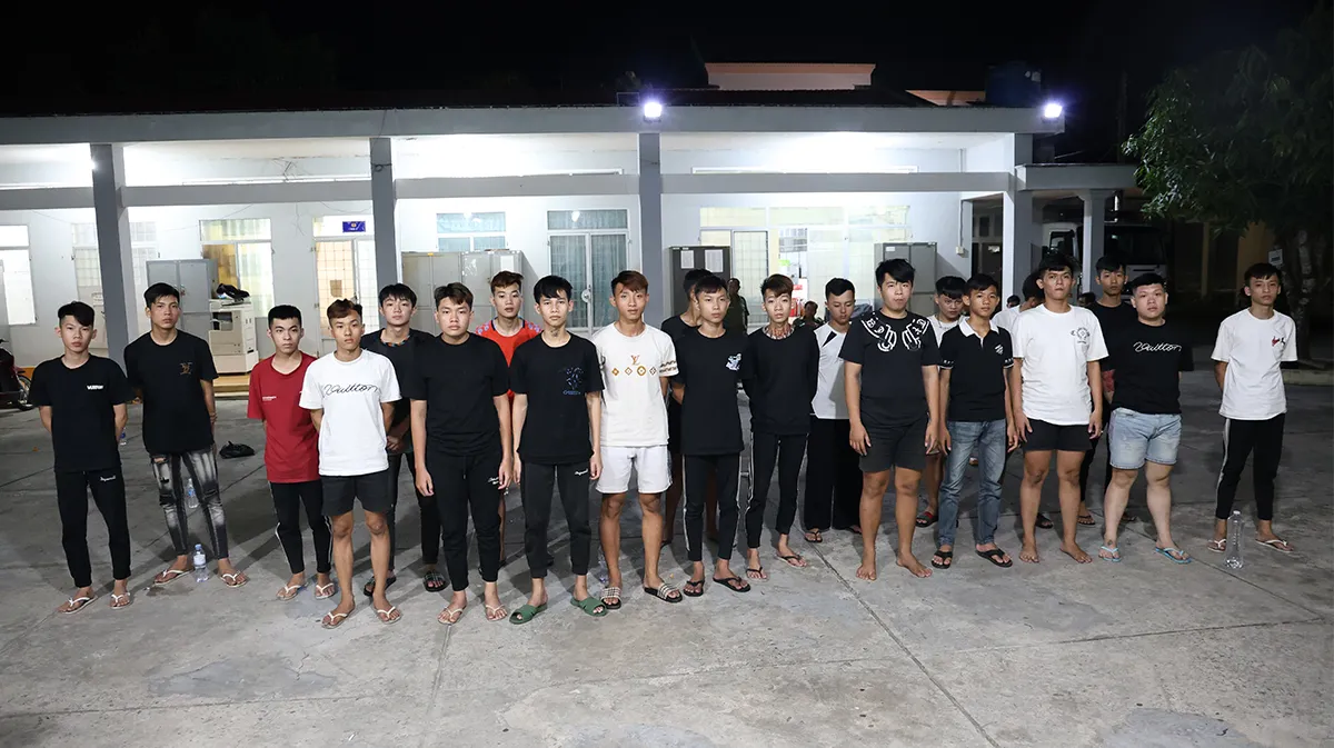 Tạm giữ 33 thanh thiếu niên dùng hung khí đánh nhau trong đêm - Ảnh 2.