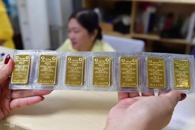 Giá vàng đồng loạt lao dốc, SJC mất 1,5 triệu đồng/lượng- Ảnh 1. Giá vàng đồng loạt lao dốc, SJC mất 1,5 triệu đồng/lượng- Ảnh 1.