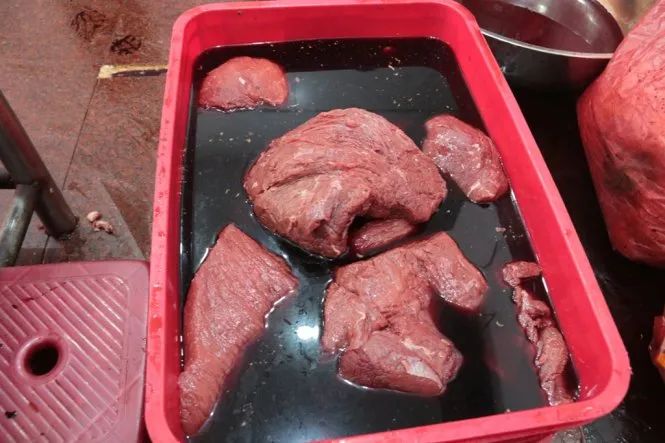 Bác sĩ cảnh báo nguy cơ sức khỏe từ thịt bò giả ngâm hóa chất- Ảnh 1. Bác sĩ cảnh báo nguy cơ sức khỏe từ thịt bò giả ngâm hóa chất- Ảnh 1.