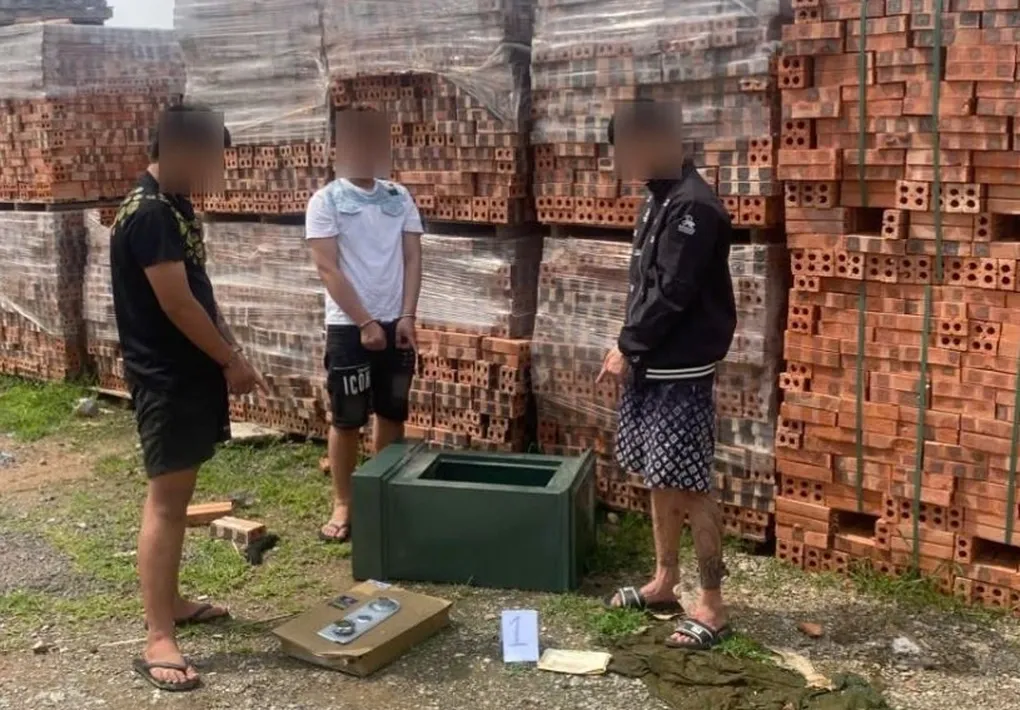 Bắt 4 thanh thiếu niên đập phá hòm công đức, trộm két sắt tại miếu Đồng Vệ- Ảnh 1. Bắt 4 thanh thiếu niên đập phá hòm công đức, trộm két sắt tại miếu Đồng Vệ- Ảnh 1.