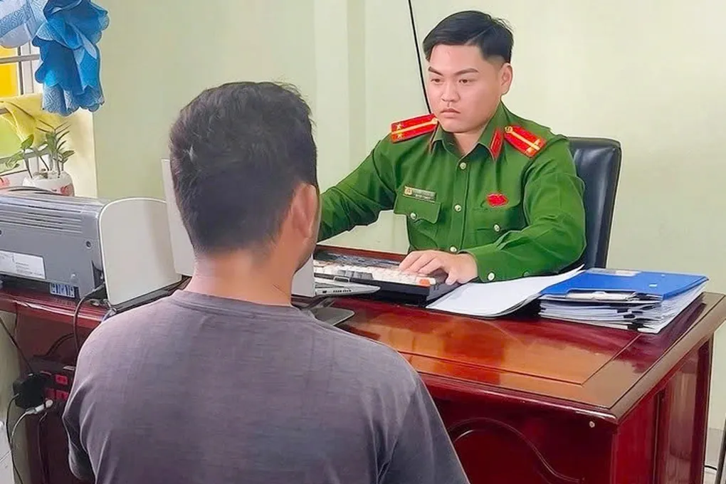 Hai lần áp sát xe máy sàm sỡ phụ nữ, người đàn ông bị phạt 7 triệu đồng- Ảnh 1. Hai lần áp sát xe máy sàm sỡ phụ nữ, người đàn ông bị phạt 7 triệu đồng- Ảnh 1.