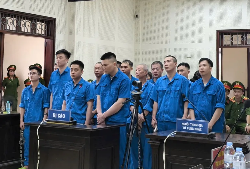 B&ugrave;i Đ&igrave;nh Kh&aacute;nh c&ugrave;ng đồng phạm hầu t&ograve;a trong vụ &aacute;n ma t&uacute;y, nổ s&uacute;ng khiến c&aacute;n bộ c&ocirc;ng an hy sinh- Ảnh 2.