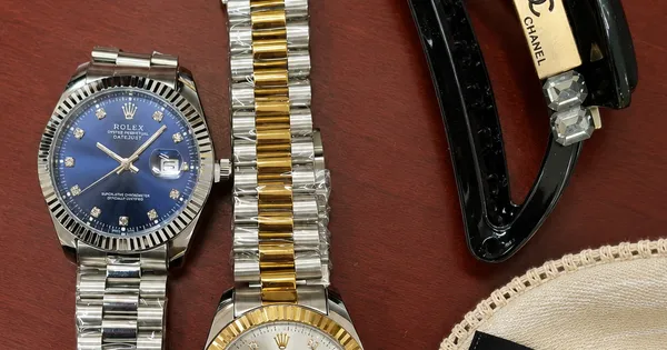 Hải quan vừa phát hiện container chứa hơn 5.000 sản phẩm giả mạo nhãn hiệu Rolex, Gucci, Chanel và Louis Vuitton