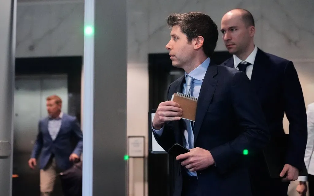 Ông Sam Altman và Chủ tịch OpenAI Greg Brockman đến Tòa án Quận Mỹ ở Oakland, California, ngày 30/4/2026. (Ảnh: AP)