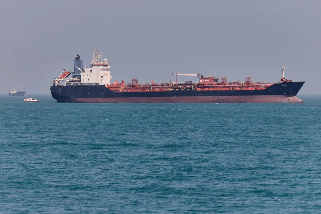 Mỹ trừng phạt c&aacute;c thực thể b&aacute;n dầu Iran sang Trung Quốc - Ảnh 1.