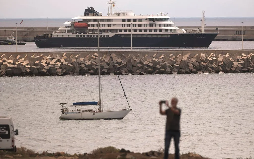 Tàu du lịch MV Hondius neo tại cảng Granadilla, Tenerife, Tây Ban Nha, ngày 11/5/2026. (Ảnh: AP)