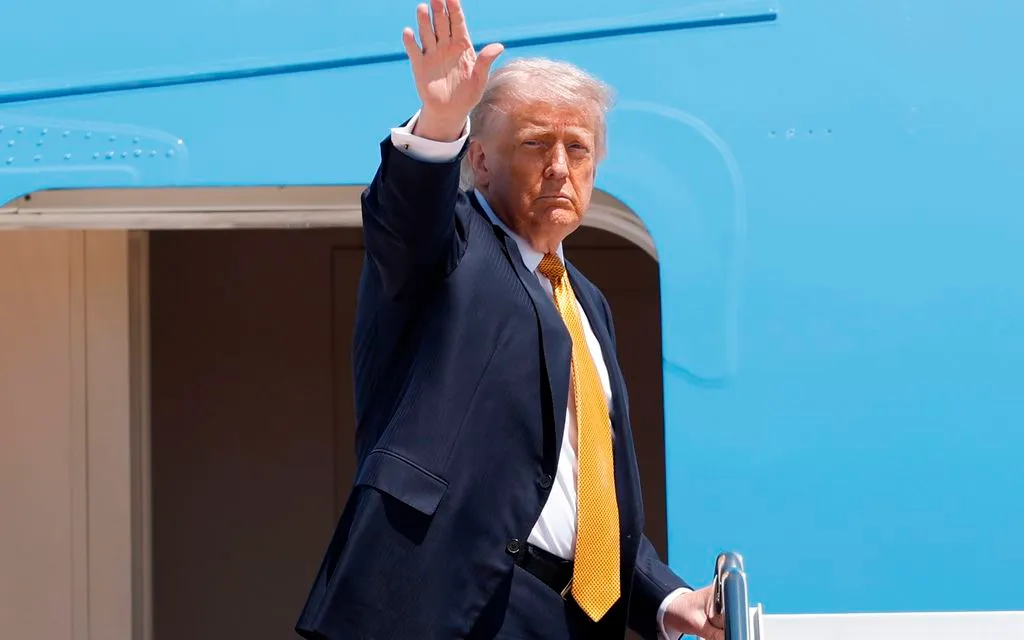 Tổng thống Donald Trump lên chuyên cơ Không lực Một để bắt đầu chuyến đi đến Trung Quốc, ngày 12/5/2026. (Ảnh: AP)