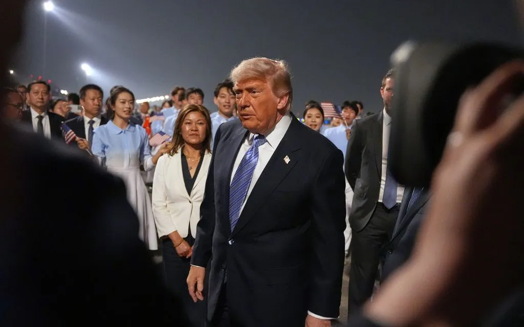 Tổng thống Mỹ Donald Trump tại lễ đón ở sân bay quốc tế Thủ đô Bắc Kinh ngày 13/5/2026. (Ảnh: AP)