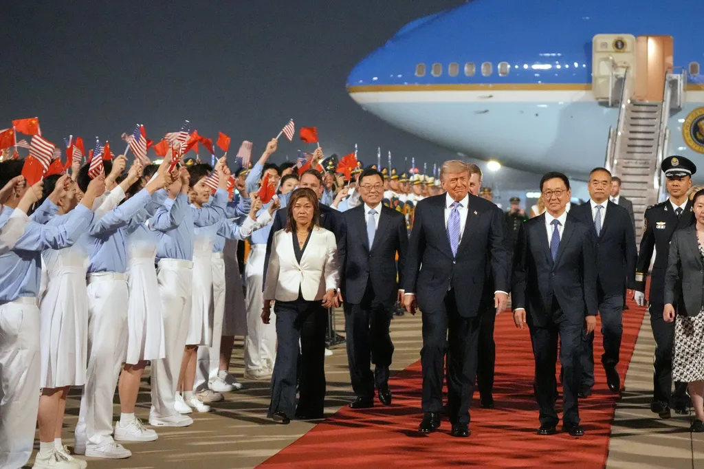 Tổng thống Trump bắt đầu chuyến thăm Trung Quốc trong 3 ng&agrave;y- Ảnh 1.