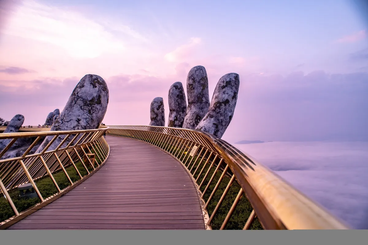 Cầu V&agrave;ng B&agrave; N&agrave; Hills &ndash; Dải lụa mềm giữa m&acirc;y ng&agrave;n Đ&agrave; Nẵng- Ảnh 1.