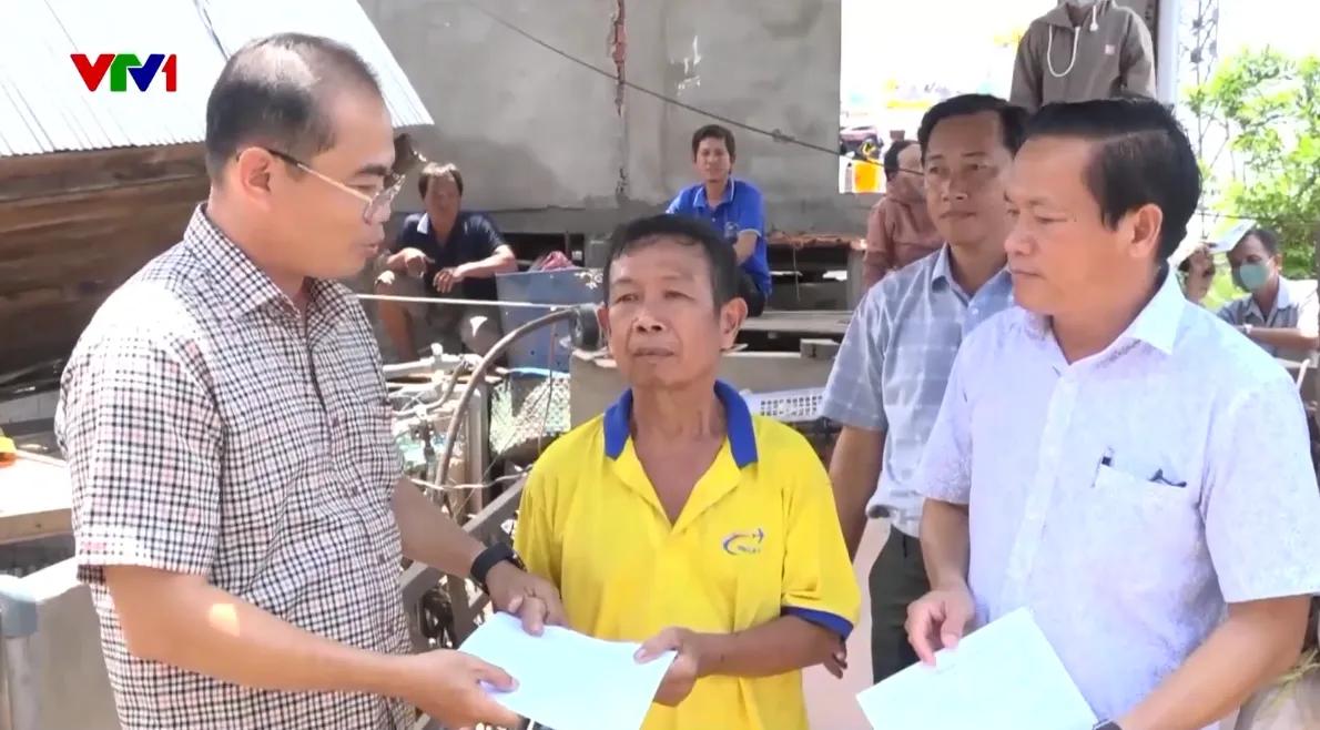 Đồng Th&aacute;p hỗ trợ khắc phục v&agrave; trao tiền cho 50 hộ bị sập, tốc m&aacute;i nh&agrave; do d&ocirc;ng lốc - Ảnh 2.