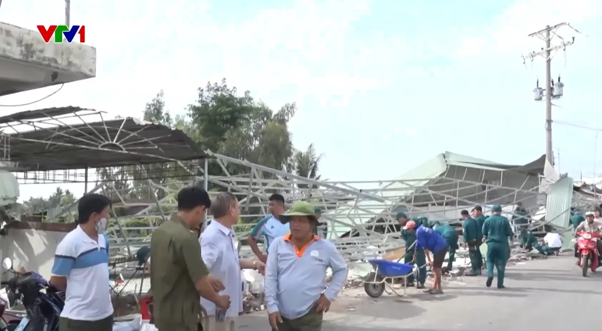 Đồng Th&aacute;p hỗ trợ khắc phục v&agrave; trao tiền cho 50 hộ bị sập, tốc m&aacute;i nh&agrave; do d&ocirc;ng lốc - Ảnh 1.