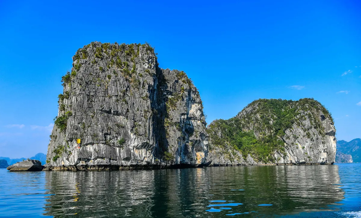 Vịnh Hạ Long: Kỳ quan đ&aacute; dựng giữa s&oacute;ng nước tr&ugrave;ng khơi- Ảnh 2.