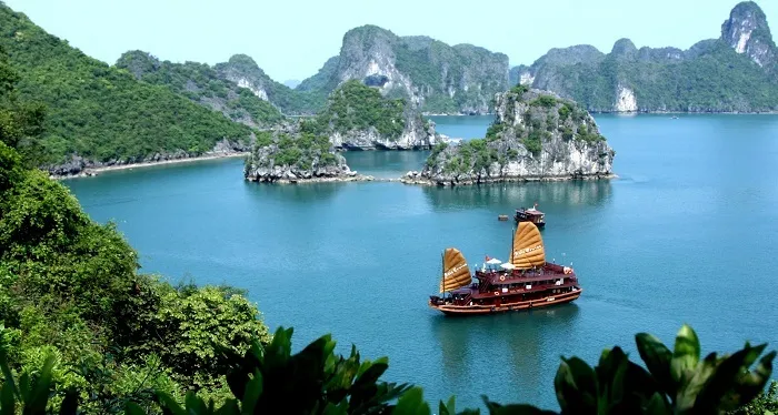 Vịnh Hạ Long: Kỳ quan đ&aacute; dựng giữa s&oacute;ng nước tr&ugrave;ng khơi- Ảnh 1.