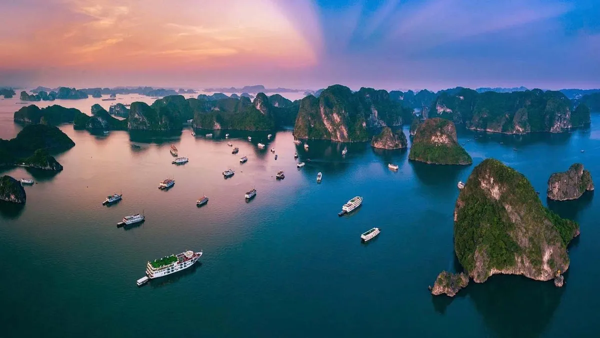 Vịnh Hạ Long: Kỳ quan đ&aacute; dựng giữa s&oacute;ng nước tr&ugrave;ng khơi- Ảnh 3.
