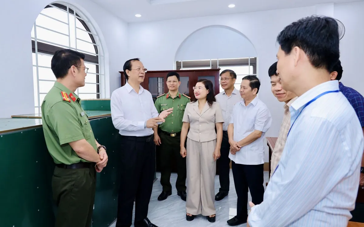 Thứ trưởng Phạm Ngọc Thưởng kiểm tra địa điểm in sao đề thi tại Hà Tĩnh

