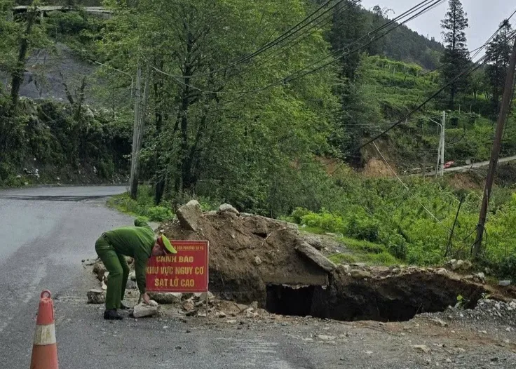 Sạt lở, sụt l&uacute;n nhiều tuyến đường ở L&agrave;o Cai  - Ảnh 1.