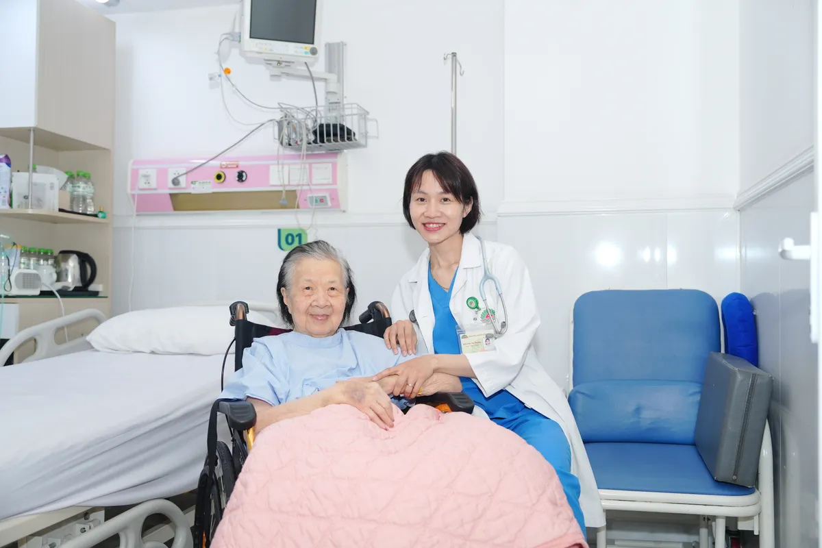 Cụ b&agrave; 91 tuổi vượt cửa tử sau suy h&ocirc; hấp nguy kịch- Ảnh 2.