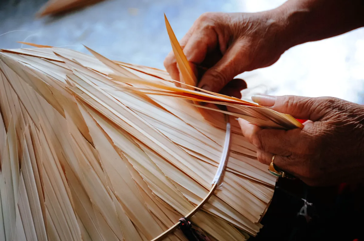 Nghề l&agrave;m n&oacute;n l&aacute;: N&eacute;t duy&ecirc;n thầm trong trang phục truyền thống Việt- Ảnh 1.