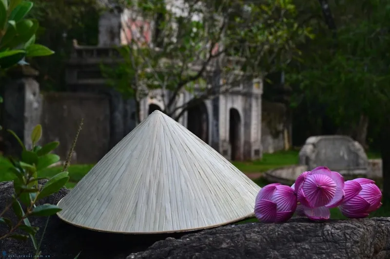 Nghề l&agrave;m n&oacute;n l&aacute;: N&eacute;t duy&ecirc;n thầm trong trang phục truyền thống Việt- Ảnh 2.