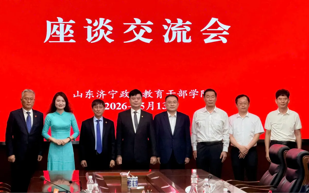 Đoàn đại biểu Hội Triết học Việt Nam cùng các nhà khoa học Trung Quốc. 