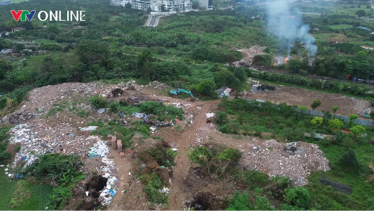 Ph&uacute; Diễn (H&agrave; Nội): Đất c&ocirc;ng &iacute;ch bị đổ trạc thải, ao hồ c&oacute; dấu hiệu bị san lấp - Ảnh 1.