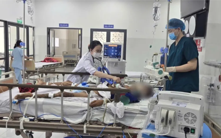 Các bác sĩ luân phiên công tác tại Côn Đảo cấp cứu can thiệp cho người bệnh. Ảnh: Sở Y tế TP Hồ Chí Minh 