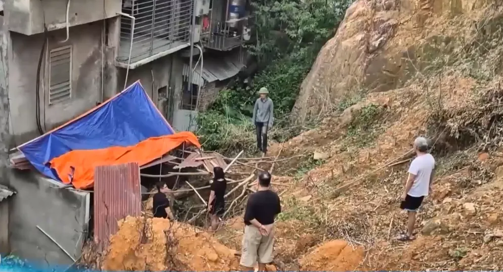 Sạt lở đất đ&aacute; v&ugrave;i lấp một số nh&agrave; d&acirc;n ở Th&aacute;i Nguy&ecirc;n, người d&acirc;n lo ngay ng&aacute;y - Ảnh 1.