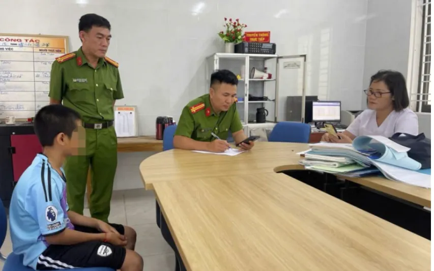 Công an xã đưa cháu N.H.T đi khám sức khỏe.