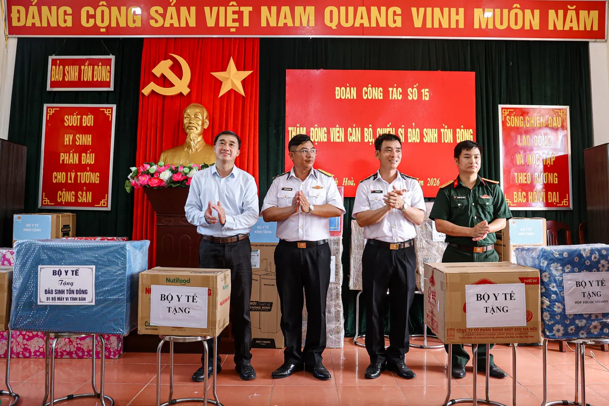 Bộ Y tế thăm, tặng qu&agrave; qu&acirc;n d&acirc;n Trường Sa - Ảnh 3.