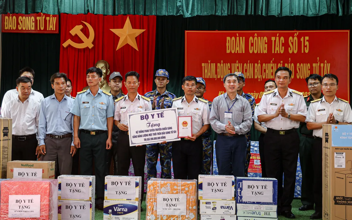 Đoàn công tác thăm, tặng quà cho cán bộ chiến sĩ tại Đảo Song Tử Tây.