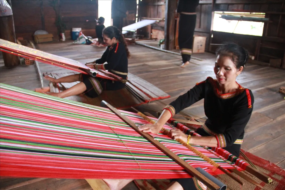 Nghề dệt thổ cẩm: Những c&acirc;u chuyện kể bằng sợi chỉ v&agrave; hoa văn- Ảnh 2.
