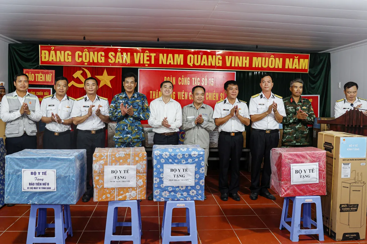 Bộ Y tế thăm, tặng qu&agrave; qu&acirc;n d&acirc;n Trường Sa - Ảnh 2.