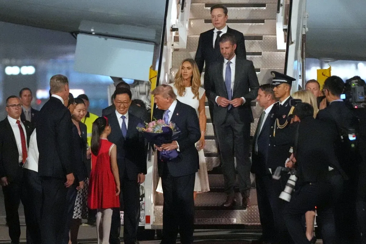 Tổng thống Trump ở s&acirc;n bay Bắc Kinh - Ảnh 3.