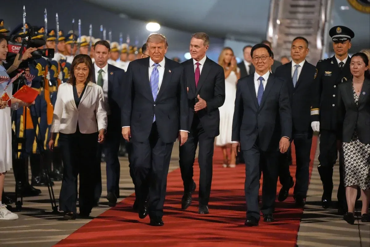Tổng thống Trump ở s&acirc;n bay Bắc Kinh - Ảnh 5.