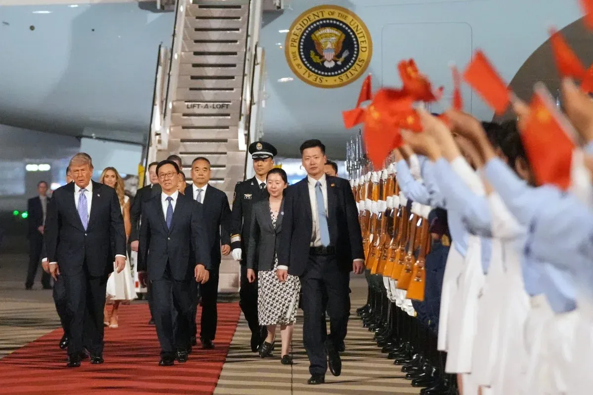 Tổng thống Trump ở s&acirc;n bay Bắc Kinh - Ảnh 4.
