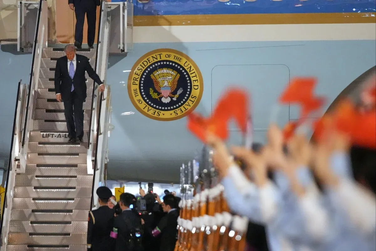 Tổng thống Trump ở s&acirc;n bay Bắc Kinh - Ảnh 2.
